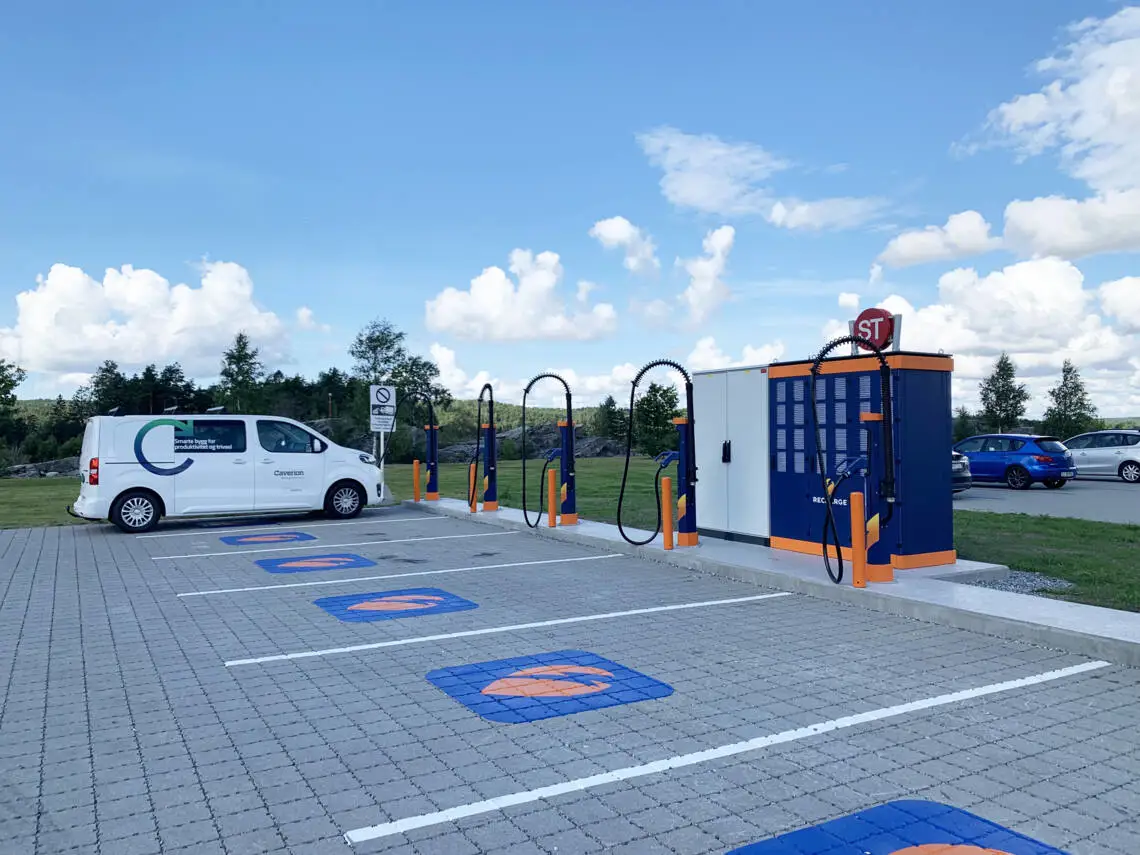 Latausinfrastruktuurin kehittäminen Rechargen kanssa