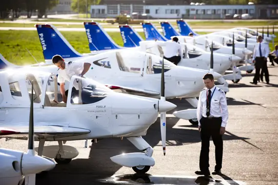 Patrian lentokoneet toimitilan ulkopuolella.