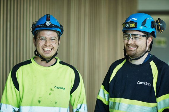 Asentajia, kaksi, nauraa, hyvä kuva.jpg