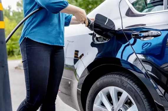 Auton kaasutankkausta Gasumin kaasutankkausasemalla, kuvan copyright Gasum