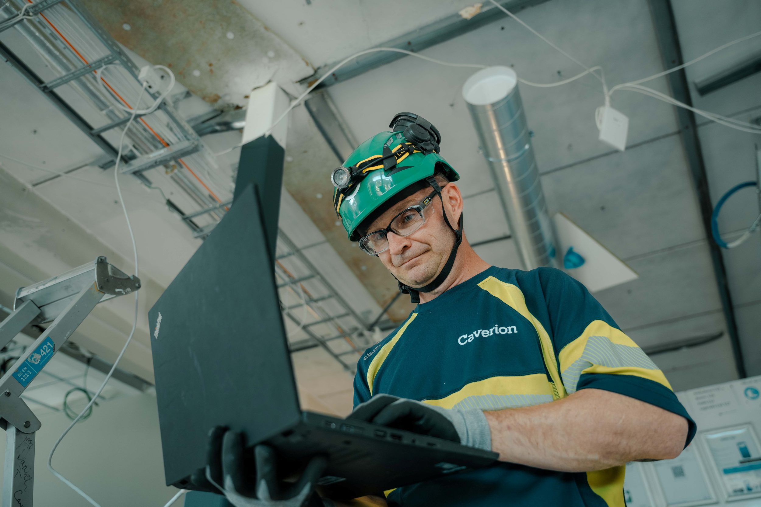 datecenter-worker-looking-at-laptop